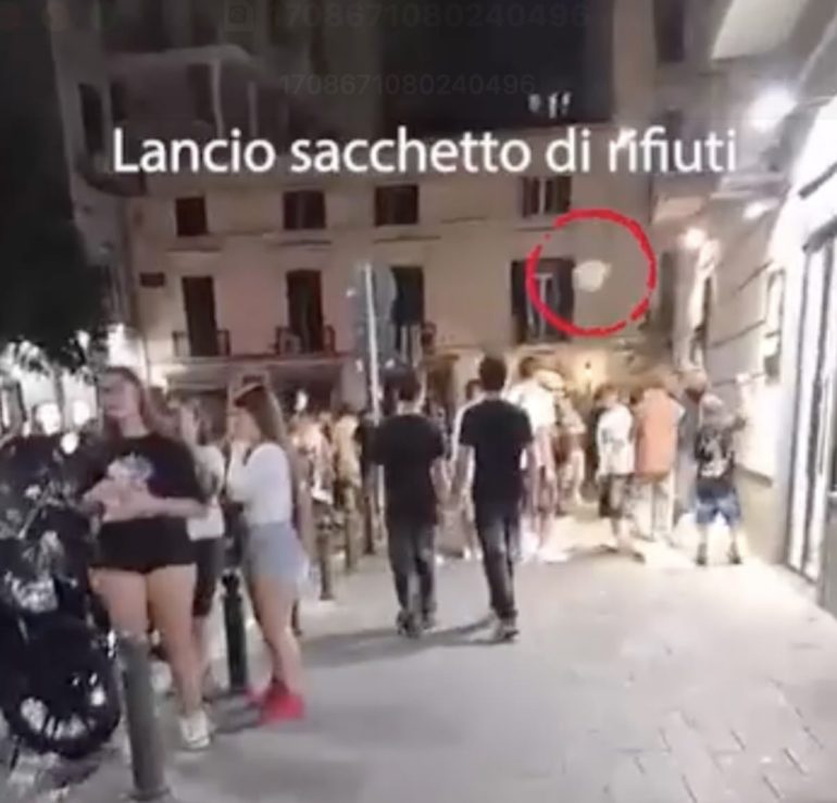Napoli, i ‘ragazzi bene’ di via dei Mille si divertono lanciandosi contro sacchetti di spazzatura