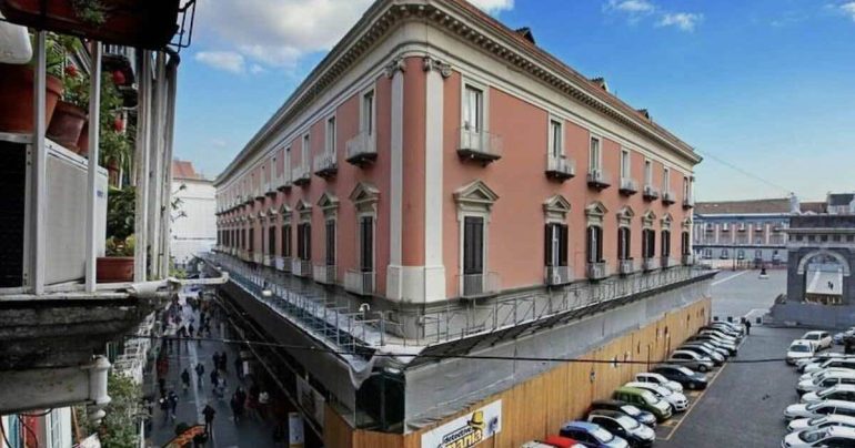 Svolta urbanistica a Napoli: il Consiglio comunale approva la stretta sui B&B nel centro storico