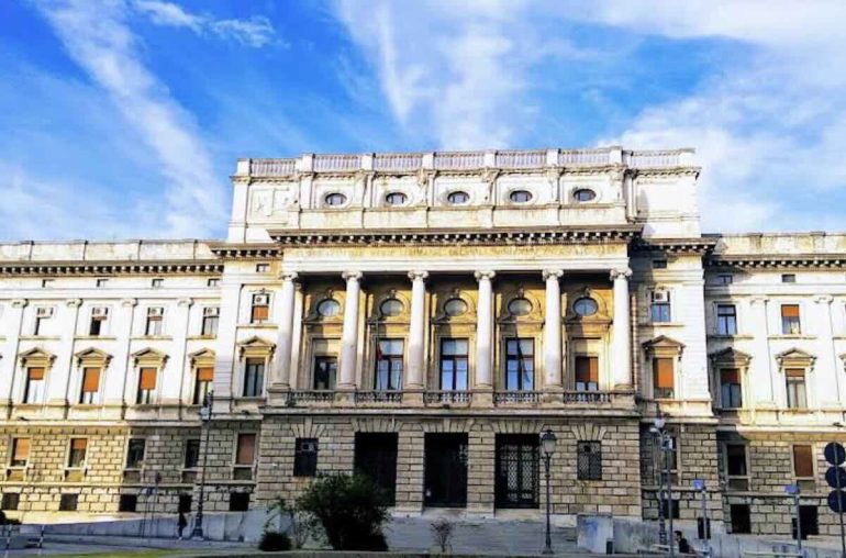Tentato omicidio in tribunale a Trieste: militare aggredisce l’ex dopo la sentenza