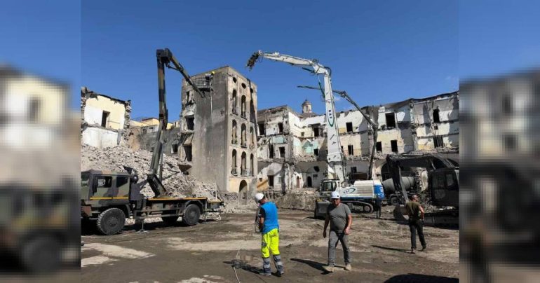 Torre Annunziata, Palazzo Fienga, giù l’ultimo simbolo della camorra: il fortino dei Gionta diventerà un luogo di legalità