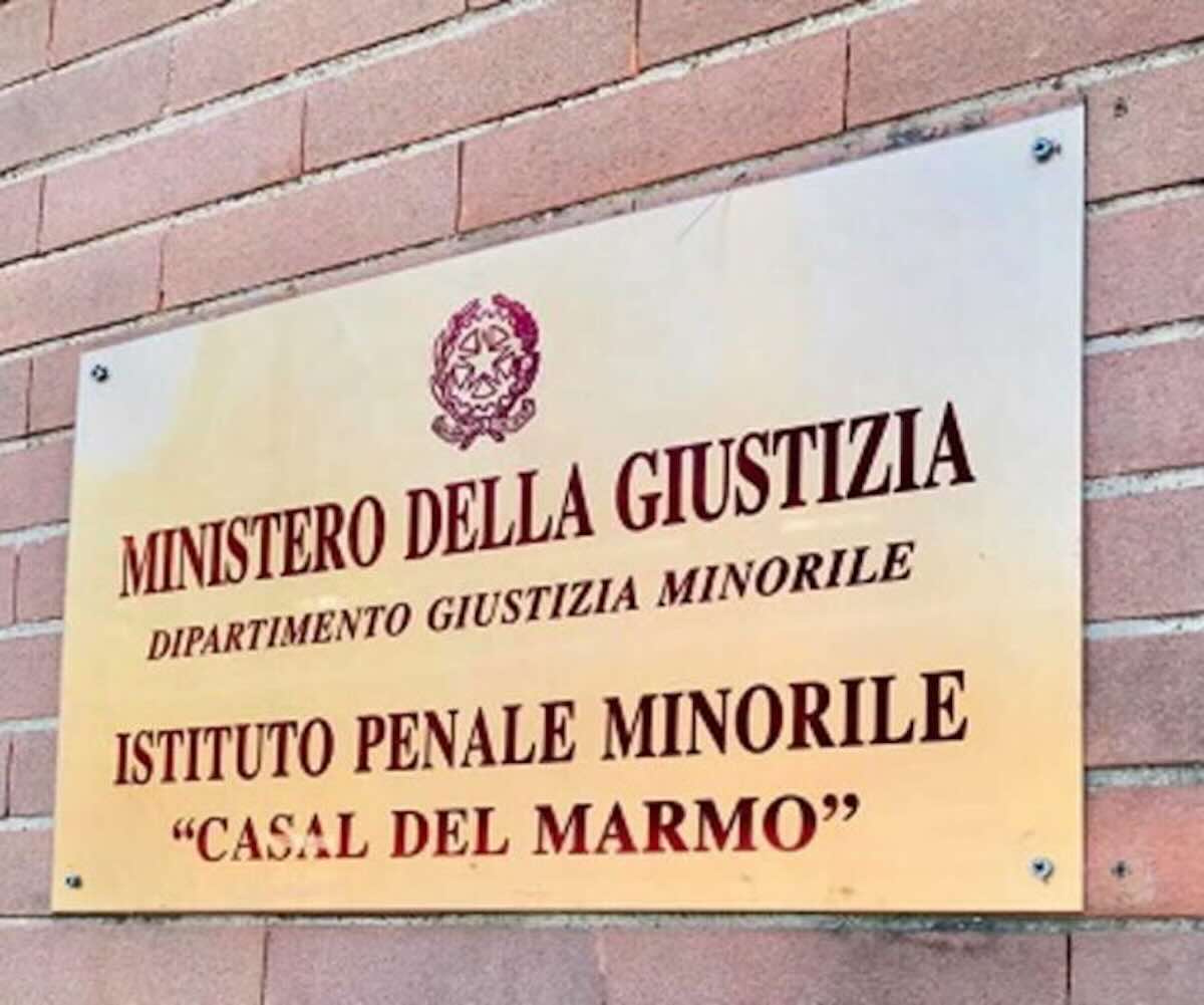 Tre agenti sospesi per presunte violenze nel carcere minorile di Roma: il sindacato difende la polizia penitenziaria