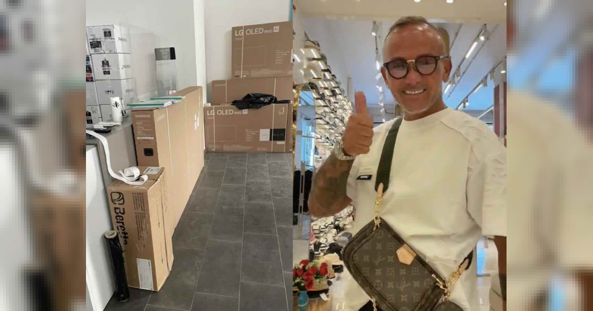 Angelo Napolitano e parte della merce venduta all'asta