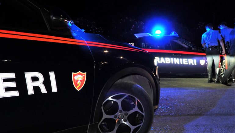 Casaluce, vede i carabinieri e lancia dal finestrino il borsello con cocaina e soldi: arrestato