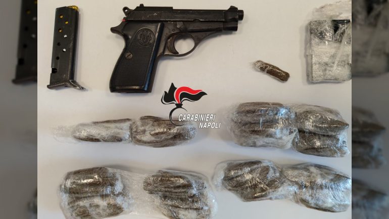 Napoli: pistola pronta all’uso nascosta in un palazzo al Cavone