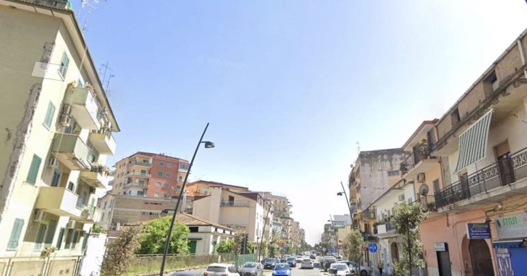 Acerra, ennesimo rogo notturno in pieno centro: Smart in fiamme