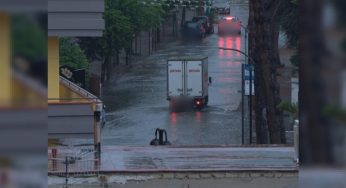 Bomba d’acqua su Napoli, allagamenti e disagi: fango sull’Epomeo. A Forio chiusa la chiesa di San Gaetano