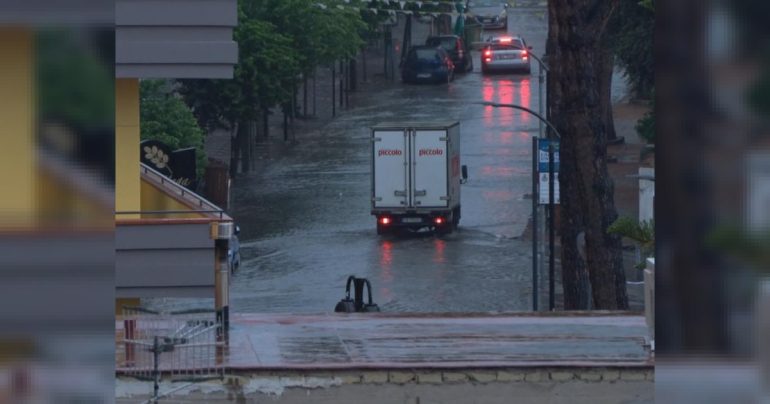 Bomba d’acqua su Napoli, allagamenti e disagi: fango sull’Epomeo. A Forio chiusa la chiesa di San Gaetano