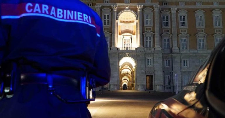 Caserta, aggredita in strada dal compagno: donna salvata da un carabiniere
