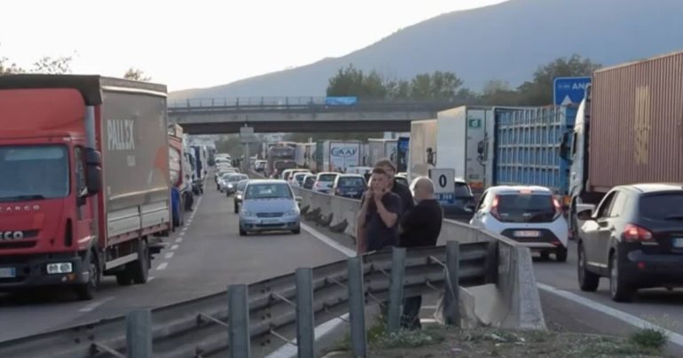 Campania, i tir bloccano ancora A1 e A30: code chilometriche e scaffali a rischio
