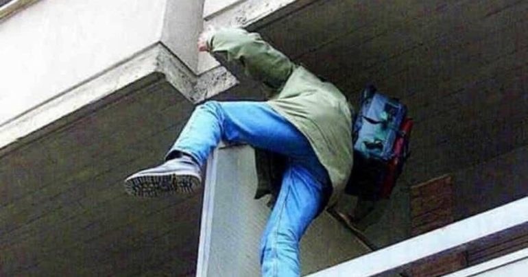 Casandrino: taglia la corrente e si arrampica sul balcone della ex. Arrestato lo stalker