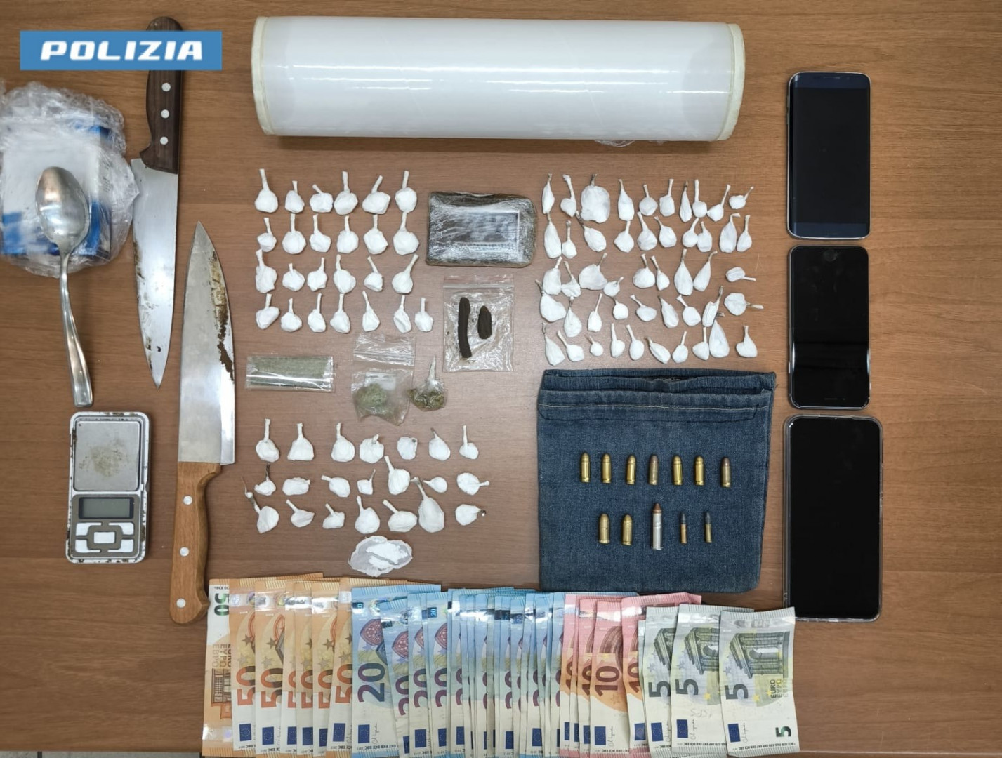 Casavatore: operazione antidroga della Polizia, arrestato 44enne con precedenti; sequestrati oltre 50 grammi di cocaina e munizioni