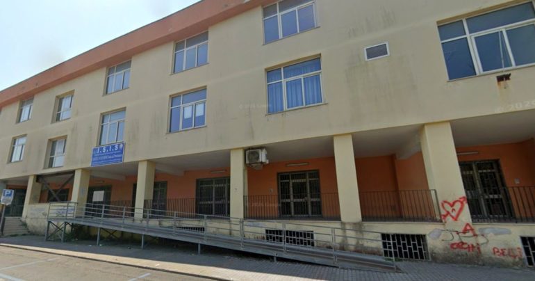 Castel Volturno, 14enne accoltella un compagno in classe: arrestato