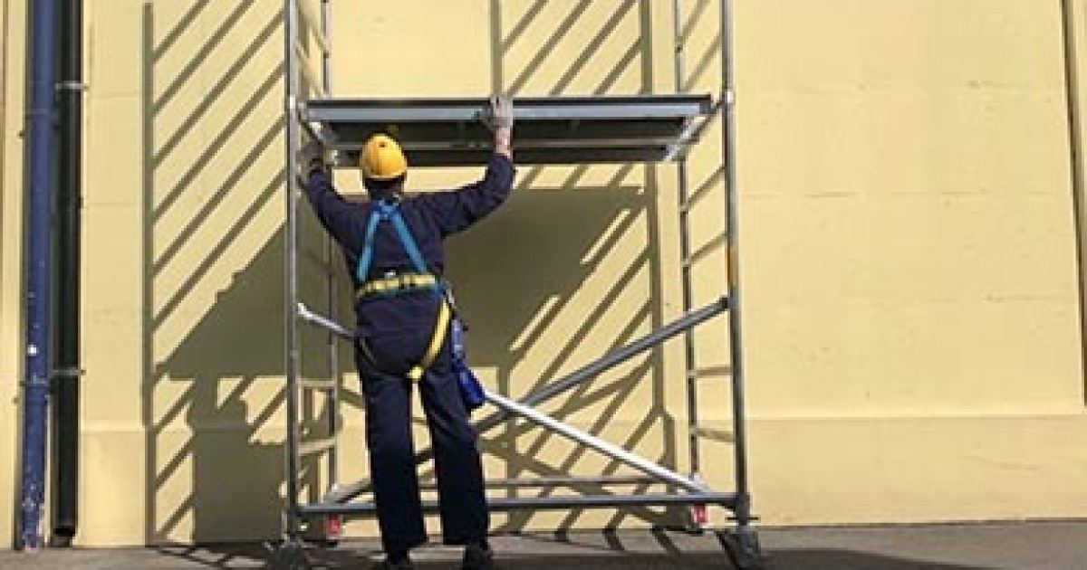 Castellammare di Stabia: appartamento sequestrato e indagini sulla caduta di un operaio 69enne da un trabattello