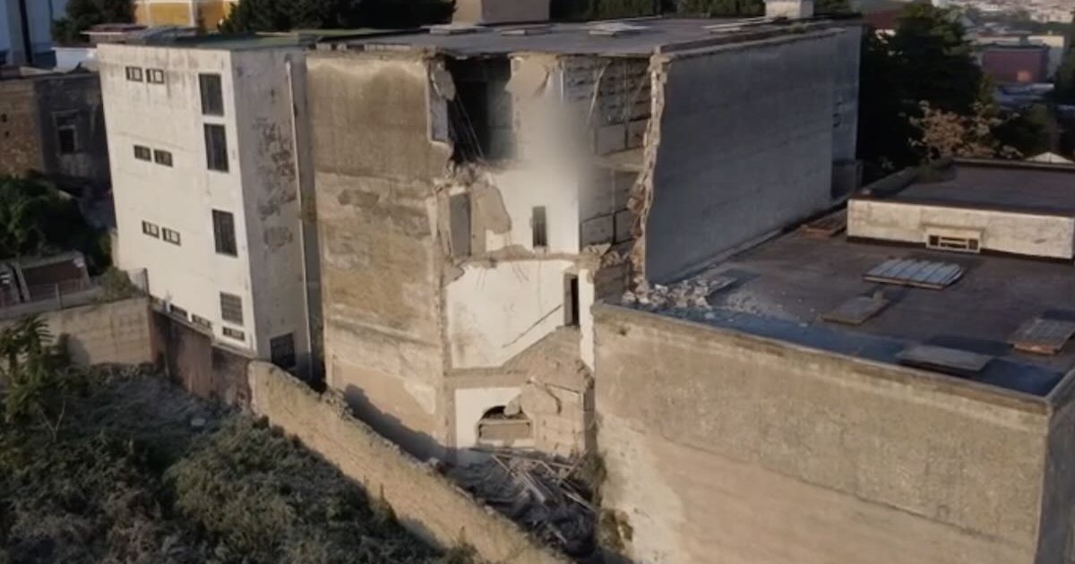 Familiari in protesta al Cimitero di Poggioreale: cantieri della Congrega della Resurrezione bloccati e cancelli chiusi Familiari in protesta al Cimitero di Poggioreale: cantieri della Congrega della Resurrezione bloccati e cancelli chiusi