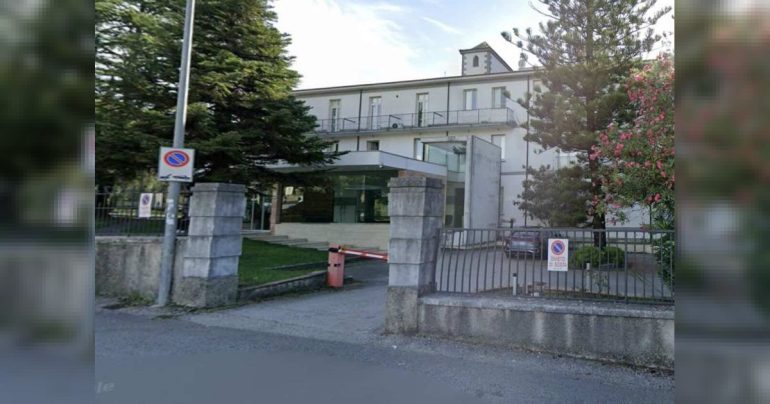 Medico in esclusiva con il pubblico, ma operava in clinica privata: misura cautelare per l’amministratore Massimo Cobellis