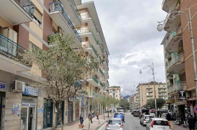 Salerno, cocaina nascosta nel tetto dell’auto: arrestato pusher