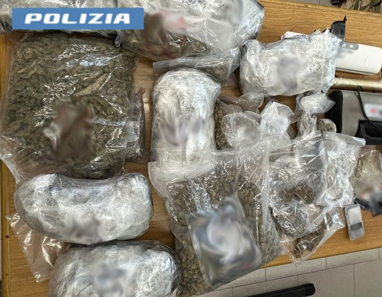 Colli Aminei: droga scoperta in casa, arrestata una 24enne