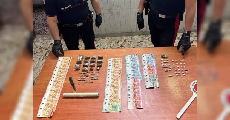 Santa Maria Capua Vetere, stupefacenti nascosti in un cuscino e nei calzini in lavatrice: 5 arresti