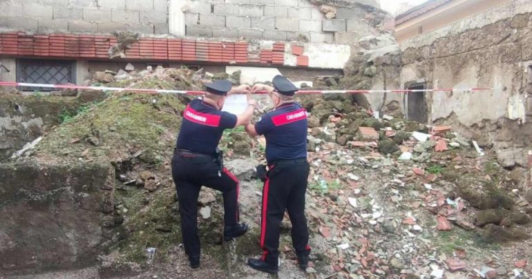 Frignano, rifiuti speciali abbandonati in un terreno: cinque persone denunciate