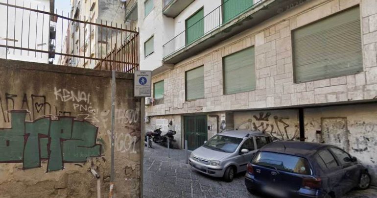 Forcella, stesa nella notte: 7 colpi in vicoletto Zuroli