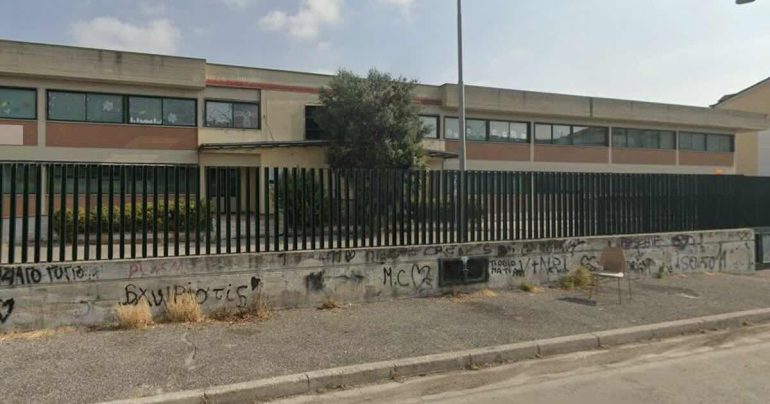 Giugliano, lite tra mamme sul gruppo WhatsApp poi la rissa davanti alla scuola: intervengono i carabinieri