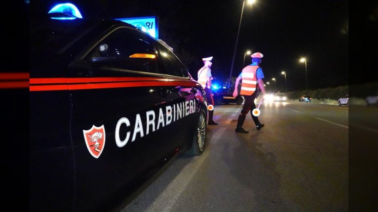 Castel Volturno, fuga dall’alt dei Carabinieri: denunciato 20enne per droga e porto di oggetti atti a offendere