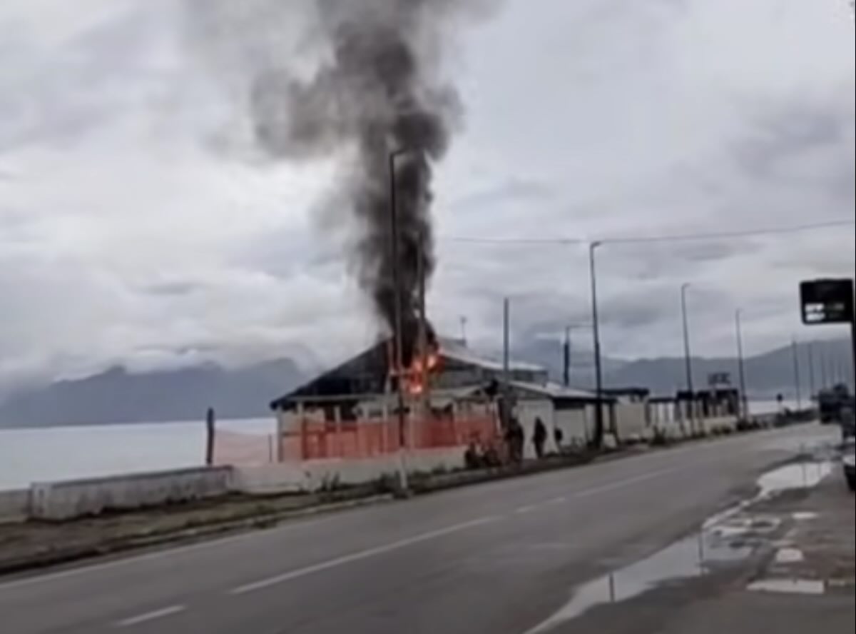 Incendio al tetto di stabilimento balneare a Pontecagnano: indagini in corso