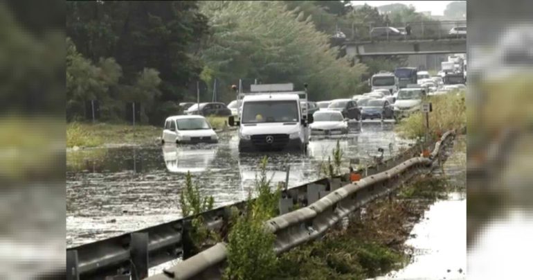Maltempo estremo in Campania: allerta estesa fino a domani, ancora chiuso il tratto della Domiziana