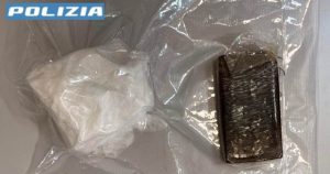 Melito, arrestata 41enne per spaccio: in casa 44 dosi di cocaina e 424 euro