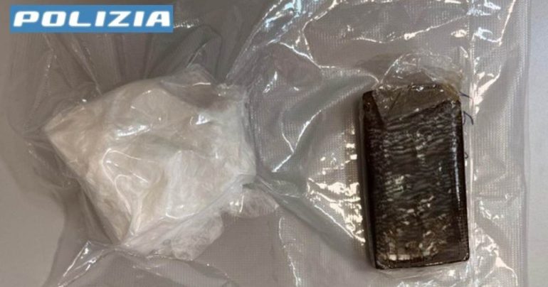 Melito, arrestata 41enne per spaccio: in casa 44 dosi di cocaina e 424 euro