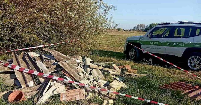Mondragone, amianto abbandonato tra i campi a pochi passi dal mercato: scatta il sequestro