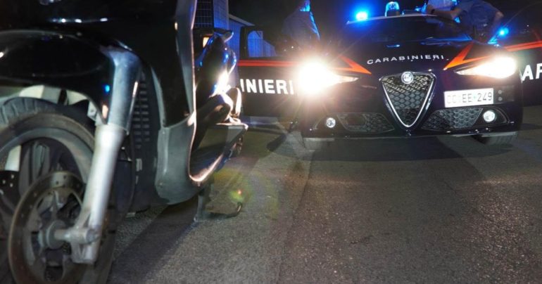 Mondragone, minaccia i carabinieri durante un controllo: denunciato un 27enne