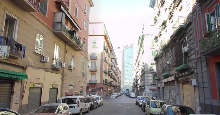 Napoli, incendio nella notte in via Ferrara, distrutti due auto e due scooter