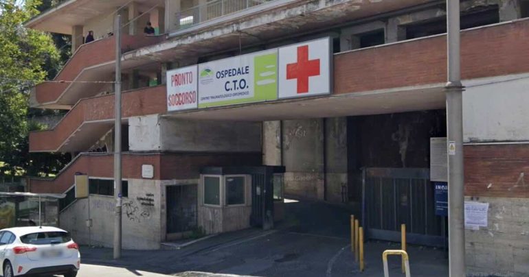 Napoli, 24enne accoltellato all’addome, è grave al Cto: caccia all’aggressore