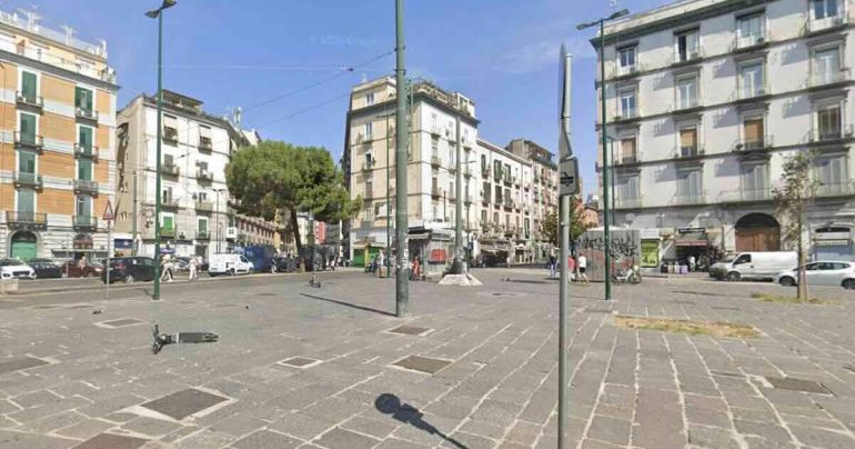 Napoli, 50enne ferito con un coccio di bottiglia in piazza Principe Umberto