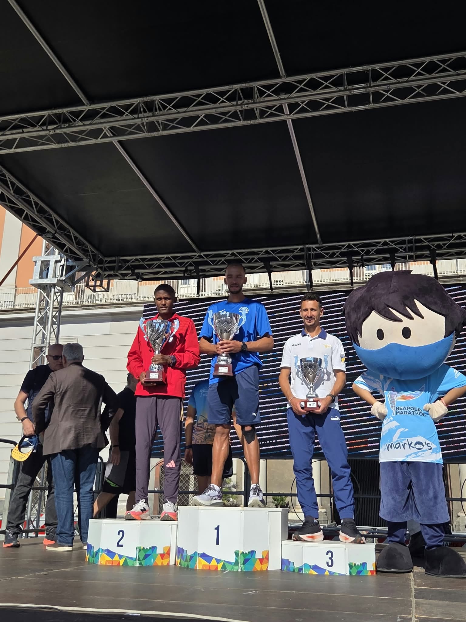 Napoli: Neapolis Marathon da record, 8.000 atleti da 100 nazioni; keniani al comando tra uomini e donne Napoli: Neapolis Marathon da record, 8.000 atleti da 100 nazioni; keniani al comando tra uomini e donne