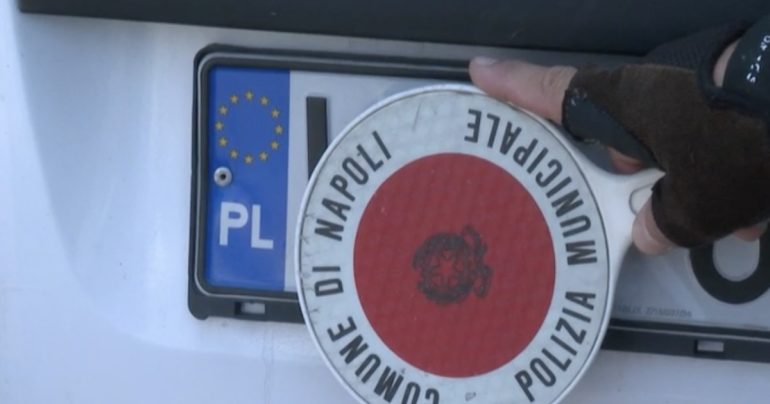 Napoli, il miraggio delle targhe polacche: la trappola del finto risparmio che lascia gli automobilisti senza assicurazione