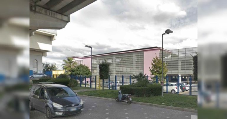 Napoli, litiga con un uomo in strada e tenta di ucciderlo con un fucile a canne mozze: arrestato