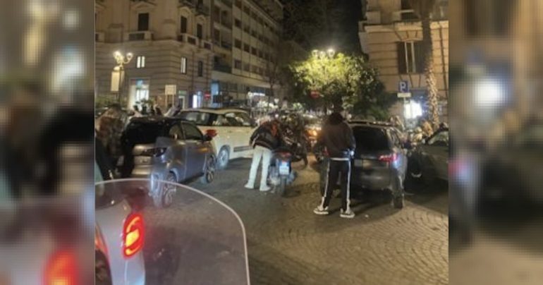Napoli, padre interviene per difendere la figlia a piazza Vanvitelli e resta ferito