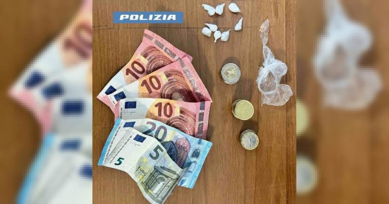 Napoli, pusher ai domiciliari evade per spacciare: arrestato