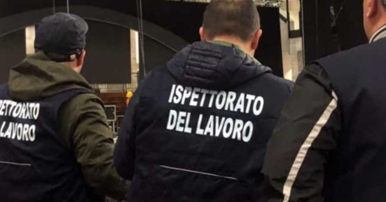 Napoli, sospeso noto ristorante: 3 dipendenti in nero su otto e telecamere abusive