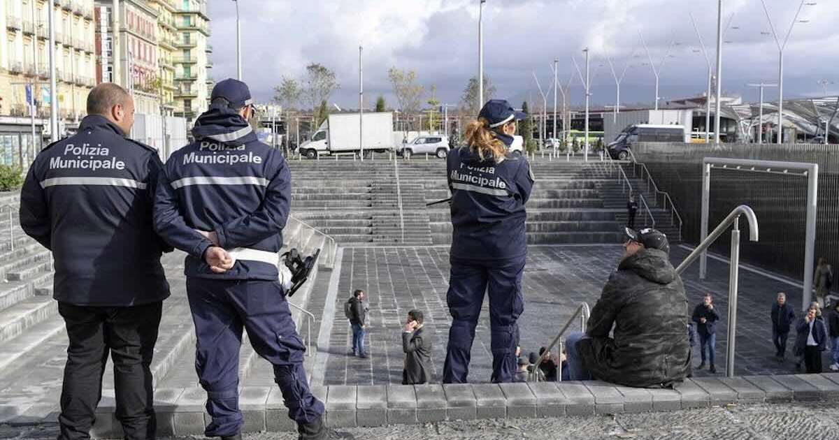 La polizia municipale in piazza Garibaldi