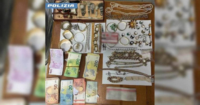 Napoli, ‘Suo marito rischia l’arresto’: il falso militare svaligia un’anziana a Posillipo, preso 24enne