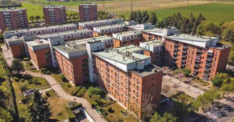Bimbo appena nato abbandonato per strada in un sacchetto della spesa: è in gravi condizioni in ospedale