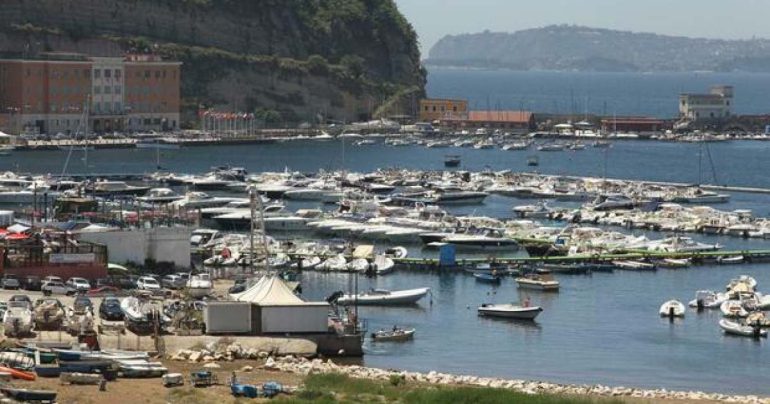 Ormeggi abusivi tra Mergellina e Borgo Marinario: sequestrati sei natanti