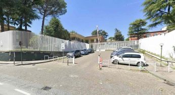 Pozzuoli, lancia panetto di hashish in giardino: fermato pusher 16enne