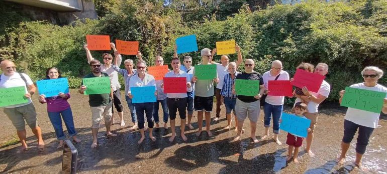 Fiume Sarno, cittadini a piedi nudi nell’acqua: ‘Basta veleni e scarichi abusivi’