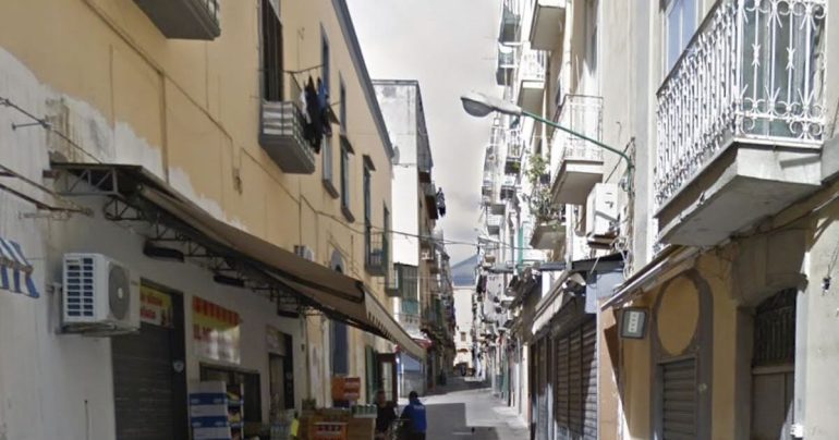 Torre del Greco, crivellata di colpi un’auto in via Falanga
