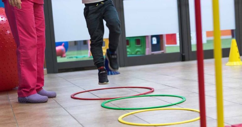 Pozzuoli, ragazzo autistico precipita dal terrazzo e muore