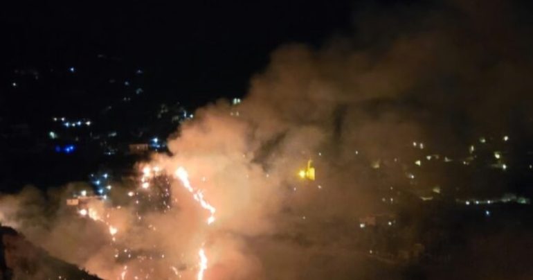 Ischia, razzo di segnalazione trasforma la notte in un inferno ai Maronti: 18 ettari in cenere, si costituisce il responsabile